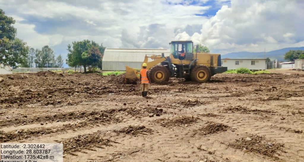 Engin de la société SOKERIKO Sarl. Travaux préliminaires de prolongement de la piste de l'aéroport de Kavumu. Photo : Comm Gouvernorat Sud-Kivu