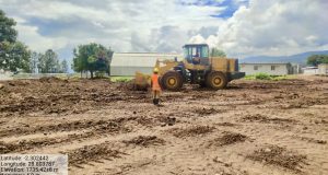 Engin de la société SOKERIKO Sarl. Travaux préliminaires de prolongement de la piste de l'aéroport de Kavumu. Photo : Comm Gouvernorat Sud-Kivu