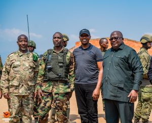 Photo d'illustration : De droite à Gauche, Bertrand Bisimwa, président du M23, suivi de Willy Manzi, vice-gouverneur au sein de l'administration parallèle du Nord-Kivu, et deux soldats du M23. © Droits tiers